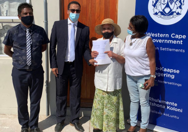 L – R: Bergrivier Executive Mayor, Ray van Rooy, Western Cape Minister of Human Settlements, Tertuis Simmers, Ms Lena le Fleur (72) and Ward Councillor Audrey Small