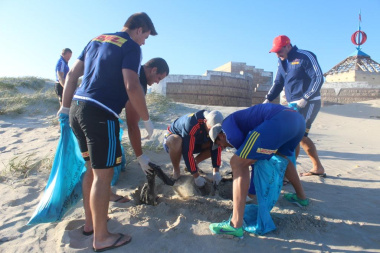 Western Province Rugby players working hard to get Monwabisi beach clean.