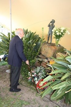 World War II Veteran, Colin Eglin, lays a wreath beneath the Peter Pan statue at Red Cross War Memorial Children's Hospital in honour of his fallen comrades.