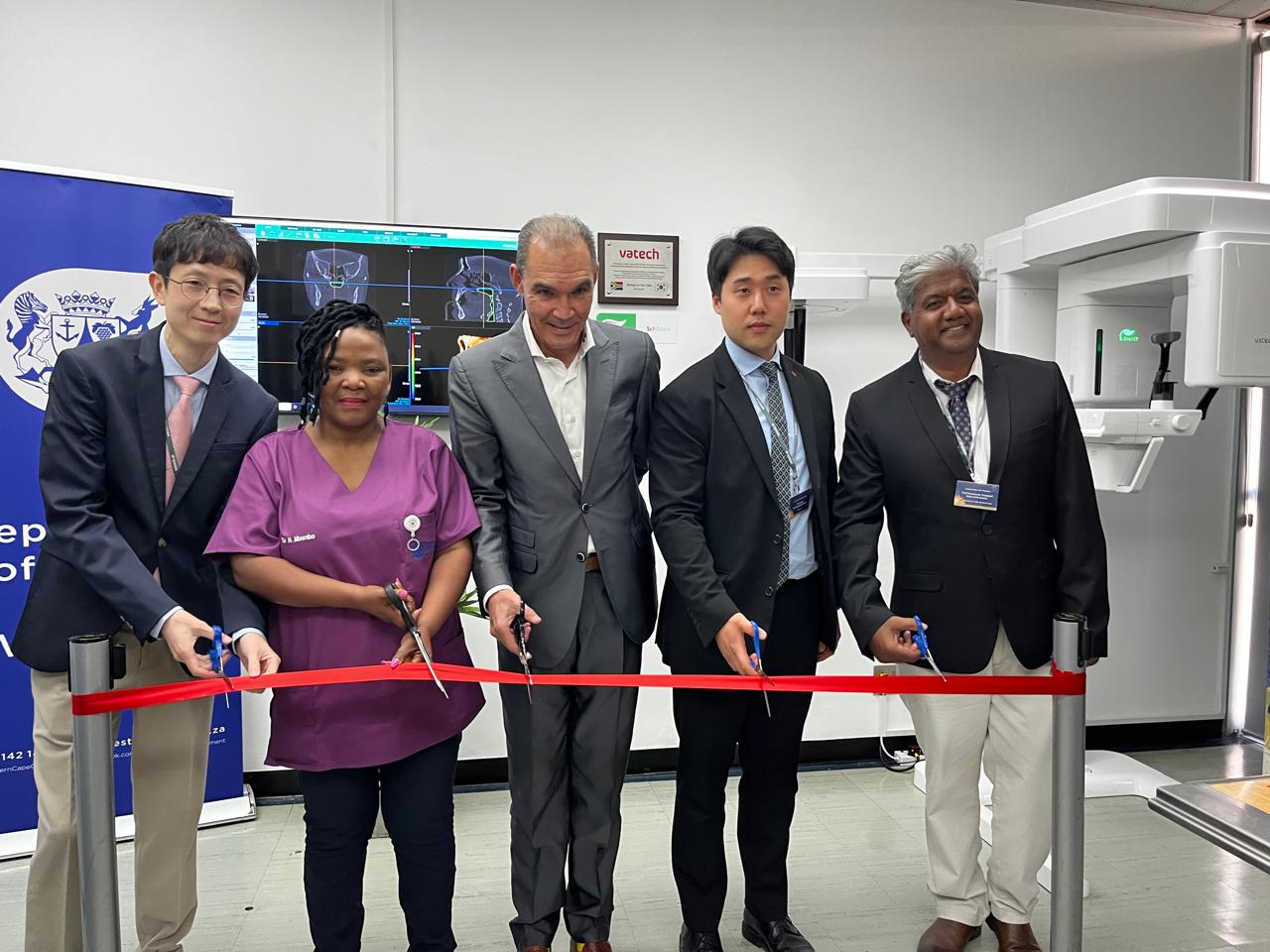 Ribbon cutting ceremony of the new CBCT at the Tygerberg Oral Health Centre / UWC School of Dentistry: Vatech UK Rep Eric Chang, Prof. Nomafrench Mbombo, Prof. Tyrone Pretorius, UWC Vice Chancellor and Rector Franc Chang, UWC Dean Prof. Veerasamy Yengopal